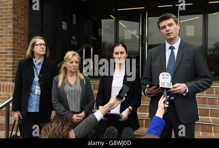 Steve Worron, stellvertretender Chief Constable der Polizei von Essex, gibt vor dem Crown Court von Guildford eine Erklärung ab, während Julie Finch (zweite links), die Mutter von James Attfield, aufsieht, nachdem James Fairweather für schuldig befunden wurde, ihren Sohn und Nahid Almanea bei wütender Attacke ermordet zu haben. Stockfoto