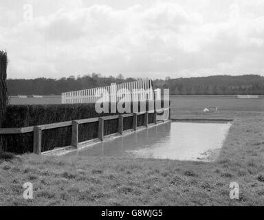 Water Jump - Newbury Racecourse - 1975. Ein Wassersprung auf der Rennbahn Newbury. Stockfoto