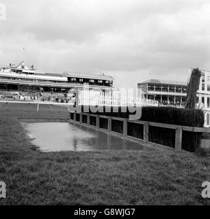 Water Jump - Newbury Racecourse - 1975. Ein Wassersprung auf der Rennbahn Newbury. Stockfoto