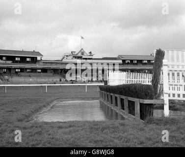 Water Jump, Newbury Racecourse, 1975. Ein Wassersprung auf der Rennbahn Newbury. Stockfoto