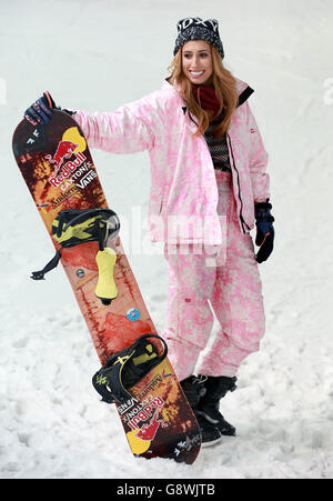 REDAKTIONELLE VERWENDUNG NUR Stacey Solomon, der an The Jump teilgenommen hat, startet die erste Snowsport Week der National Schools im Snow Center in Hemel Hempstead, Hertfordshire. Stockfoto