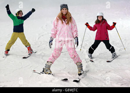 REDAKTIONELLE NUTZUNG NUR Stacey Solomon (Mitte), der an The Jump teilgenommen hat, startet die erste Snowsport Week der National Schools mit Schülern der Larmenier and Sacred Heart Catholic Primary School im Snow Center in Hemel Hempstead, Hertfordshire. Stockfoto