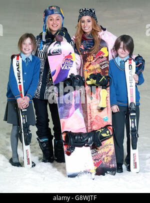 REDAKTIONELLE VERWENDUNG NUR Stacey Solomon (Mitte rechts), der am Jump teilnahm, und die britische olympische Snowboarderin Aimee Fuller (Mitte links) starten die erste National Schools Snowsport Week mit Schülern der Larmenier and Sacred Heart Catholic Primary School im Snow Center in Hemel Hempstead, Hertfordshire. Stockfoto