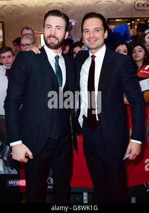 Chris Evans (links) und Sebastian Stan (rechts) bei der europäischen Premiere von Captain America: Civil war im Vue Westfield in Shepherd's Bush, London. DRÜCKEN Sie VERBANDSFOTO. Bilddatum: Dienstag, 26. April 2016. Siehe PA Geschichte SHOWBIZ Captain. Bildnachweis sollte lauten: Ian West/PA Wire Stockfoto