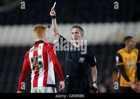 Hull City gegen Brentford - Sky Bet Championship - KC Stadium. Schiedsrichter Darren Bond bucht Brentfords Ryan Woods während des Sky Bet Championship-Spiels im KC Stadium, Hull. Stockfoto