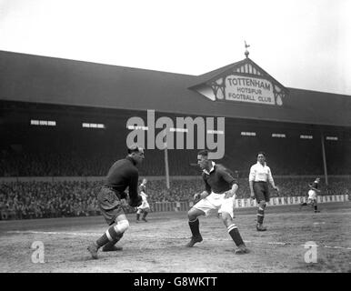 Tottenham Hotspur / Charlton Athletic. Tottenham Hotspur's Joe Nicholls (links) und Charlton's Allen in Aktion. Stockfoto