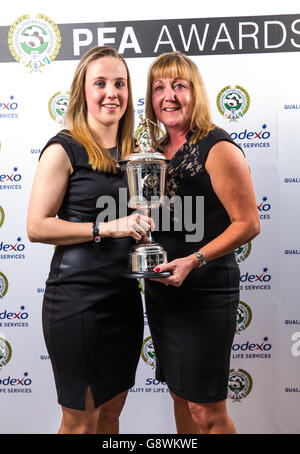 Beth Mead von Sunderland Ladies posiert, nachdem sie den PFA Young Women's Player of the Year Award während der PFA Awards 2016 im Grosvenor House Hotel, London, gewonnen hat. Stockfoto