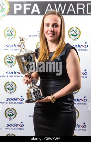 Beth Mead von Sunderland Ladies posiert, nachdem sie den PFA Young Women's Player of the Year Award während der PFA Awards 2016 im Grosvenor House Hotel, London, gewonnen hat. Stockfoto