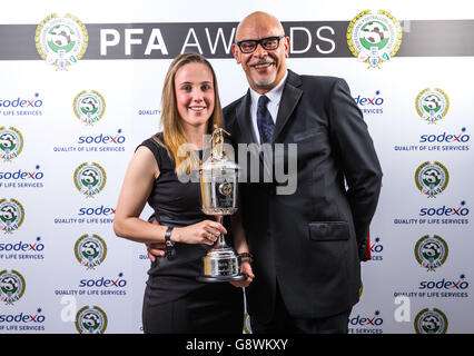 Beth Mead von Sunderland Ladies posiert mit George Berry, PFA Commercial Director (links), nachdem sie bei den PFA Awards 2016 im Grosvenor House Hotel, London, den PFA Young Women's Player of the Year Award gewonnen hat. Stockfoto