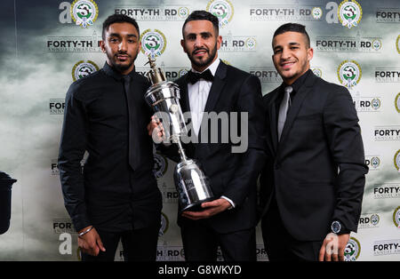 PFA Player of the Year Awards 2016 - Grosvenor House Hotel. Riyad Mahrez von Leicester City posiert mit seinem PFA Player of the year Award während der PFA Awards 2016 im Grosvenor House Hotel, London. Stockfoto