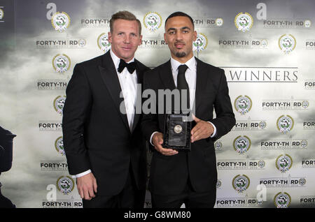 Ritchie Humphreys, Vorsitzender der Professional Footballers' Association (links), verleiht Kemar Roofe von Oxford United im Rahmen der PFA Awards im Grosvenor House Hotel, London, seinen PFA League Two Team of the Year Award. Stockfoto