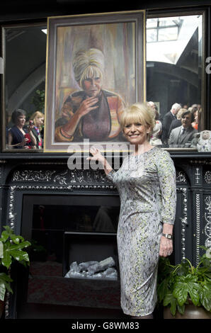 Dame Barbara Windsor nach der Enthüllung eines Selbstporträts des walisischen Künstlers Dan Llywelyn Hall in L'Escargot in Soho, London. Stockfoto