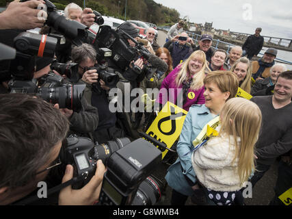 Erste Ministerin Nicola Sturgeon hält die fünfjährige Holly Baird auf dem Wahlkampfpfad in South Queensferry, Schottland. Stockfoto