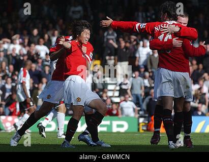 Der Ji-Sung Park von Manchester United führt zum Torschützenkönig Ruud van Nistelrooy Nach der Aufstellung ihres dritten Tores Stockfoto