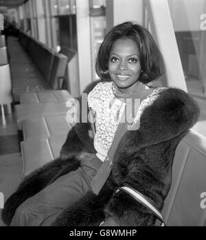 Diana Ross kommt von Amerika aus am Flughafen Heathrow an, um die Premiere ihres Films „Lady Sings the Blues“ in London zu sehen. Stockfoto