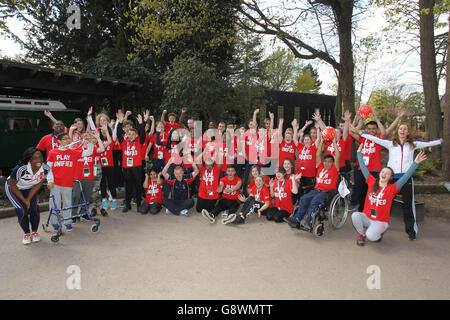 REDAKTIONELLE VERWENDUNG JEANETTE Kwakye (links) und Kate Grey (rechts), die Paralympische Sportlerin, treffen sich zu einem Jugendgipfel für Play Unified, eine neue Kampagne von Special Olympics Großbritannien, die in Zusammenarbeit mit dem Youth Sport Trust durchgeführt wird, Junge Menschen mit und ohne intellektuelle Behinderungen im Gilwell Park in London zu positiven Vorbildern in ihren Schulen zu ermutigen und am Sport teilzunehmen. Stockfoto