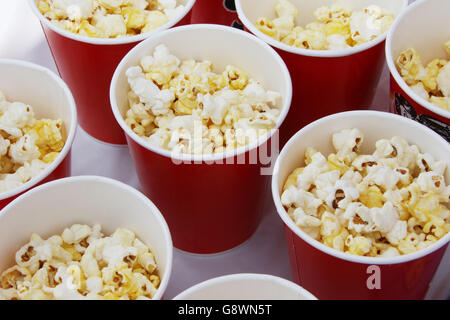 Popcorn in roten Bechern. Beavercreek Popcorn Festival. Beavercreek, Dayton, Ohio, USA. Hinweis: Es gibt teilweise sichtbar Frisches groß Stockfoto