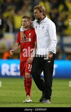 Liverpool-Manager Jurgen Klopp (rechts) und Liverpools Alberto Moreno nach dem letzten Pfiff während des UEFA Europa League Halbfinales, First Leg Spiel im Estadio El Madrigal, Villarreal. Stockfoto