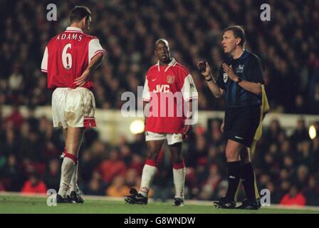 Fußball - FA Carling Premiership - Arsenal / Liverpool. Schiedsrichter Graham Poll (rechts) hat ein Wort mit Arsenals Tony Adams (links), während Arsenals Ian Wright (Mitte) darauf schaut Stockfoto