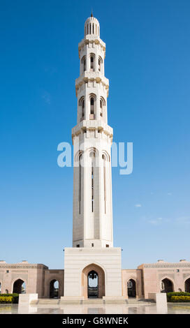 Die wichtigsten Minarett an Sultan Qaboos Moschee in Maskat, die Hauptmoschee des Sultanats von Oman. Stockfoto
