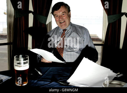 Kenneth Clarke, der Kandidat der Tory-Führung, überprüft die Rede, die er morgen auf der Konferenz der Konservativen Partei im Imperial Hotel, Blackpool, am Montag, den 3. Oktober 2005 halten wird. Clarke wies heute jede Idee ab, dass er dem Euro beitreten würde, wenn er in vier Jahren zum Premierminister gewählt würde, als „paranoide Angst“ ab. Der pro-europäische Ex-Kanzler hat bereits gesagt, er glaube nicht, dass die Bedingungen für den Beitritt des Vereinigten Königreichs für 10 Jahre stimmen würden. Siehe PA Story TORY Clarke. DRÜCKEN SIE VERBANDSFOTO. Bildnachweis sollte lauten: Andrew Parsons/PA. Stockfoto