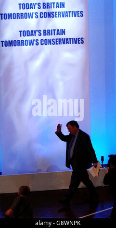 Der konservative Anwärter auf die Führung, Kenneth Clarke, verlässt die Bühne nach seiner Rede vor einer Konferenz in Blackpool am Dienstag, den 4. Oktober 2005, siehe PA TORY Clarke. DRÜCKEN SIE VERBANDSFOTO. Das Foto sollte lauten: Phil Noble/PA Stockfoto