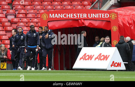 Danny Simpson von Leicester City (links)Leonardo Ulloa (zweite rechts) und Wes Morgan (rechts) gehen auf den Platz vor dem Barclays Premier League-Spiel in Old Trafford, Manchester. Stockfoto