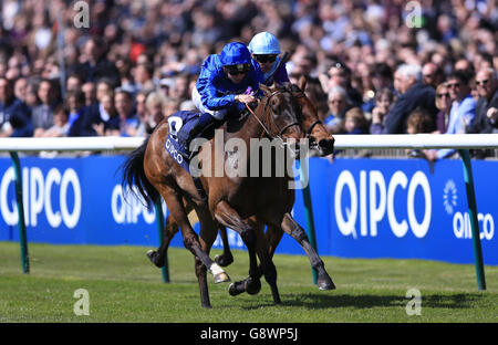 Usherette von Mickael Barzalona (links) gewinnt den Charm Spirit in Tweenhills 2017 Dahlia Stakes vor Arabian Queen, die von Silvestre De Sousa beim QIPCO 1000 Guineas Day des QIPCO Guineas Festivals auf der Newmarket Racecourse auf den zweiten Platz geritten wurde. Stockfoto