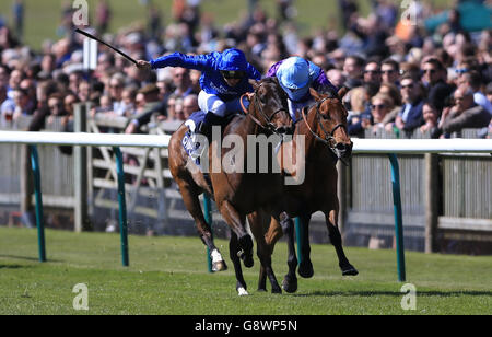 Usherette von Mickael Barzalona (links) gewinnt den Charm Spirit in Tweenhills 2017 Dahlia Stakes vor Arabian Queen, die von Silvestre De Sousa beim QIPCO 1000 Guineas Day des QIPCO Guineas Festivals auf der Newmarket Racecourse auf den zweiten Platz geritten wurde. DRÜCKEN SIE VERBANDSFOTO. Bilddatum: Sonntag, 1. Mai 2016. Siehe PA Story RACING Newmarket. Bildnachweis sollte lauten: Nigel French/PA Wire Stockfoto