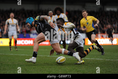 Jack Nowell von Exeter Chiefs läuft beim Aviva Premiership-Spiel in Sandy Park, Exeter, an, um einen Versuch zu machen. Stockfoto