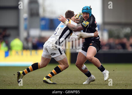 Exeter Chiefs V Wesps - Aviva Premiership - Sandy Park. Jack Nowell von Exeter Chiefs (rechts) wird während des Premiership-Spiels von Aviva in Sandy Park, Exeter, von Wesps Elliot Daly angegangen. Stockfoto