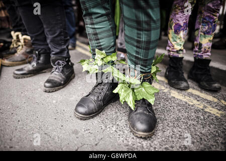 Ivy schmückt ein Paar Stiefel während der Glastonbury Beltane Feiern in Somerset, wo das traditionell gälische Maifest jährlich am 1. Mai oder auf halbem Weg zwischen der Frühlings-Tagundnachtgleiche und der Sommersonnenwende gefeiert wird. Stockfoto