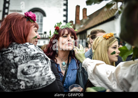 Während der Glastonbury Beltane Feiern in Somerset, wo das traditionell gälische Maifest jährlich am 1. Mai oder auf halbem Weg zwischen Frühlings- und Sommersonnenwende gefeiert wird, hat eine Frau Farbe auf ihr Gesicht aufgetragen. Stockfoto