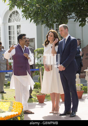 Der Herzog und die Herzogin von Cambridge bei einem Besuch des Museums im Alten Birla-Haus in Gandhi Smriti in New Dehli, Indien, dem Ort, an dem Mahatma Gandhis Leben am 30. Januar 1948 endete. Stockfoto