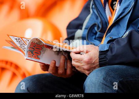 Blackpool / Colchester United - Sky Bet League One - Bloomfield Road. Ein Blackpool-Fan liest das Spieltagsprogramm Stockfoto