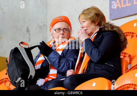 Blackpool / Colchester United - Sky Bet League One - Bloomfield Road. Blackpool-Fans an den Ständen an der Bloomfield Road Stockfoto