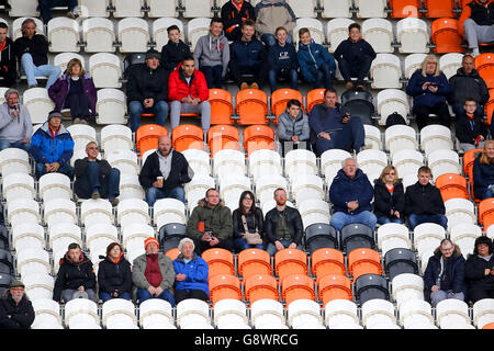 Blackpool / Colchester United - Sky Bet League One - Bloomfield Road. Blackpool-Fans an den Ständen an der Bloomfield Road Stockfoto