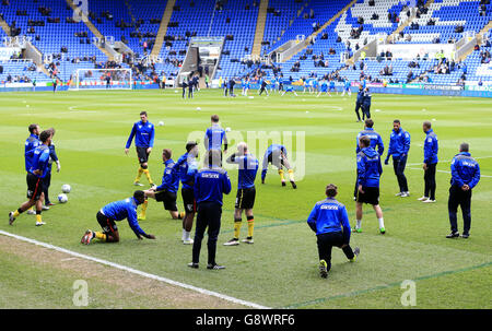 Reading V Birmingham City - Sky Bet Championship - Madejski Stadium. Die Spieler von Birmingham City wärmen sich vor dem Start auf Stockfoto