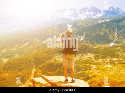 Wanderer nehmen Foto von herrlicher Berglandschaft Stockfoto