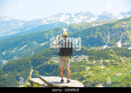 Wanderer nehmen Foto von herrlicher Berglandschaft Stockfoto