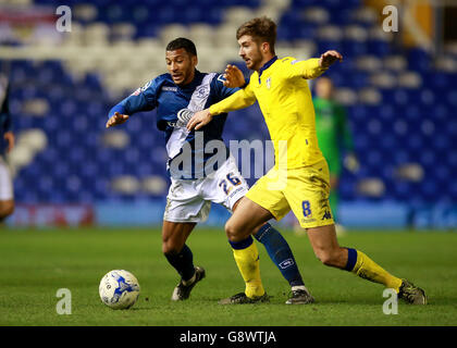 Birmingham City gegen Leeds United - Sky Bet Championship - St Andrews. David Davis (links) von Birmingham City und Luke Murphy von Leeds United kämpfen um den Ball Stockfoto