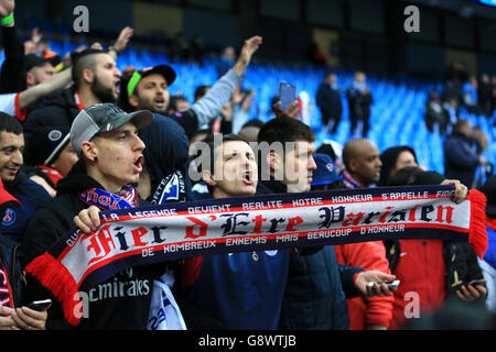 Paris Saint-Germain-Fans jubeln auf der Tribüne während des UEFA Champions League Quarter Finales, Second Leg Match im Etihad Stadium, Manchester. DRÜCKEN Sie VERBANDSFOTO. Bilddatum: Dienstag, 12. April 2016. Siehe PA Geschichte FUSSBALL man City. Bildnachweis sollte lauten: Nigel French/PA Wire Stockfoto