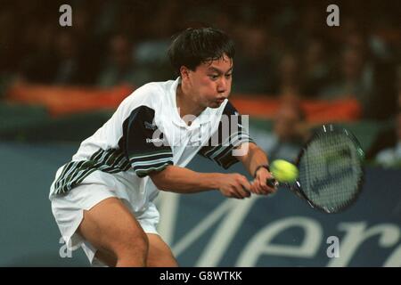 Tennis - ATP Tour Championship - Hannover, Deutschland - Jonas Bjorkman gegen Michael Chang. Michael Chang streckt sich, um den Ball zurückzugeben Stockfoto