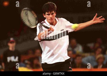 Tennis - ATP Tour Championship - Hannover, Deutschland - Tim Henman / Yevgeny Kafelnikov. Tim Henman spielt eine Vorhand-Rückkehr Stockfoto