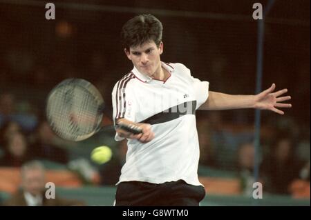 Tennis - ATP Tour Championship - Hannover, Deutschland - Tim Henman V Yevgeny Kafelnikov Stockfoto