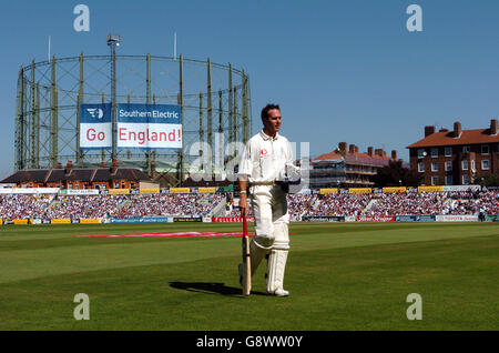 Cricket - The Ashes - npower Fifth Test - England gegen Australien - The Brit Oval. Englands Kapitän Michael Vaughan geht entrütet davon, von Australiens Shane Warne gebeugt zu werden Stockfoto