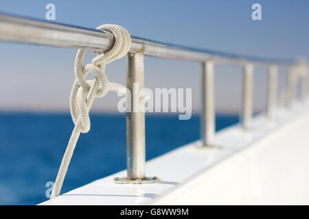 Segeln-Knoten auf Boot Stockfoto