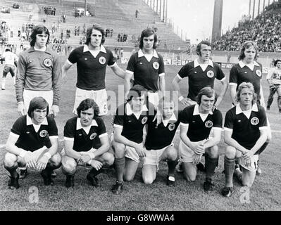 Die schottische Mannschaft vor Zaire im Team-2-Weltcup-Spiel im Dortmunder Westfalenstadion mit zwei Toren auf Null. Hintere Reihe - von links; David Harvey, Jim Holton, Joe Jordan, Danny McGrain und John Blackley. Erste Reihe - von links; Kenny Dalglish, Sandy Jardine, Peter Lorimer, Billy Bremer, David Hay und Denis Law. Stockfoto