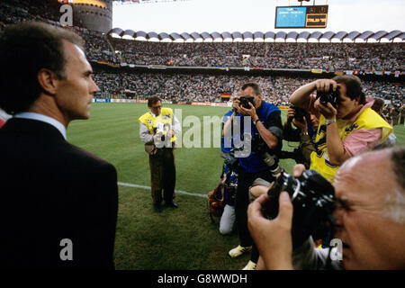 Fußball - WM Italia 1990 - Gruppe D - Westdeutschland gegen Jugoslawien - Stadio Giuseppe Meazza. Westdeutschland-Manager Franz Beckenbauer steht vor dem Spiel im Mittelpunkt Stockfoto