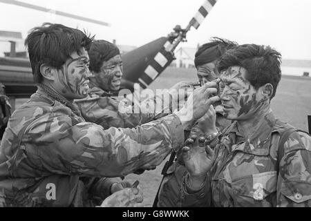 Falkland-Krieg - Gurkhas gelten Camouflage Stockfoto